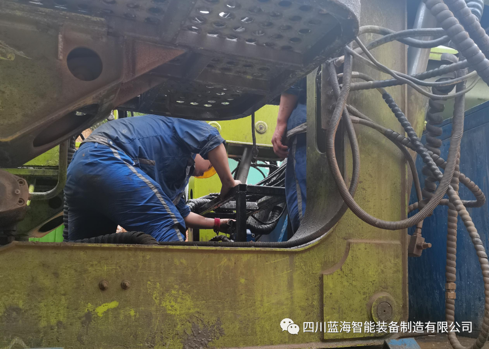 蓝海智装售后维修人员对设备进行保养维护